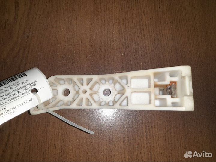 Кронштейн фары правый Mitsubishi Outlander Xl