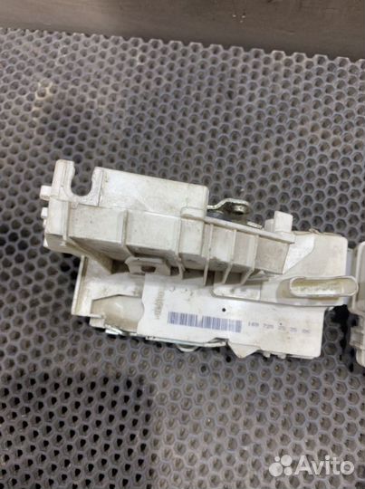 Замок двери задний Мерседес W164 ML 164