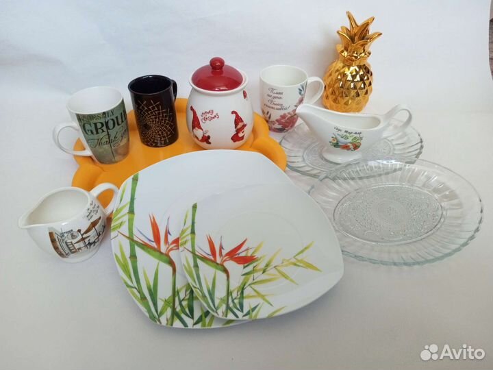 Посуда тарелки, кружки, поднос, соусник