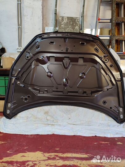 Продам оригинальный капот от лада веста