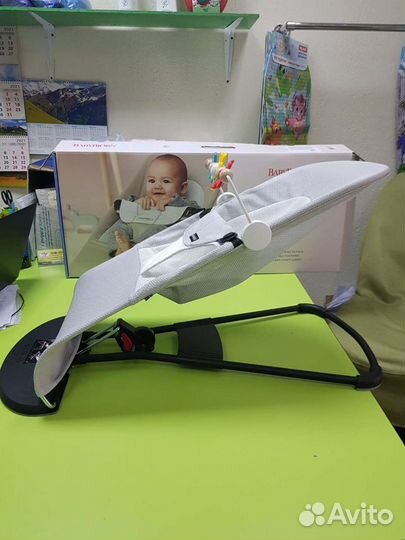 Шезлонг с оригинальной игрушкой Baby Bjorn