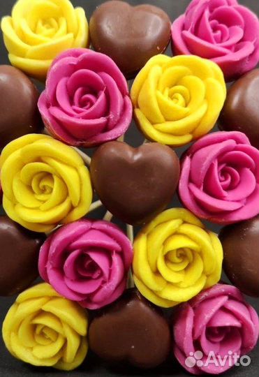 Шоколадные Розы и Сердца - 19 шт в Букете