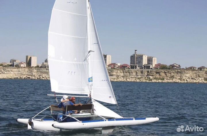 Парусный тримаран