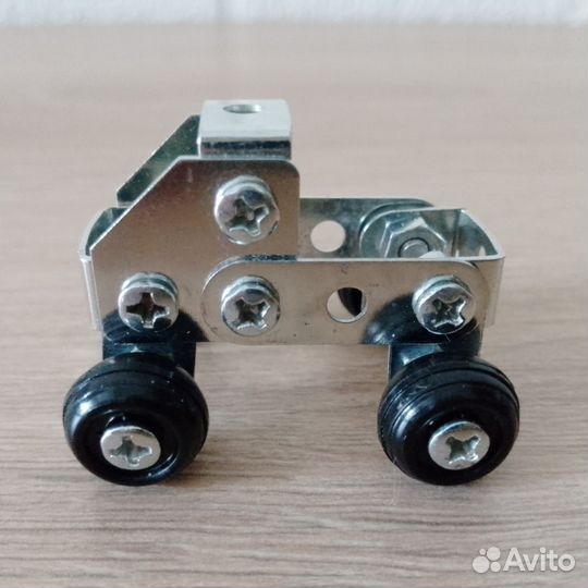 Металлический конструктор машинка