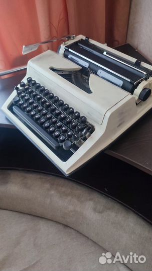 Печатная пишущая машинка «Любава»