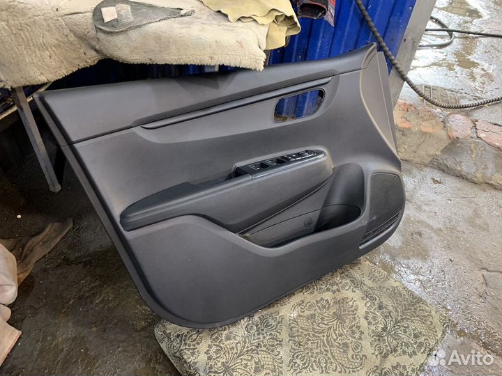 Обшивка передней левой двери Kia Rio 4 в сборе