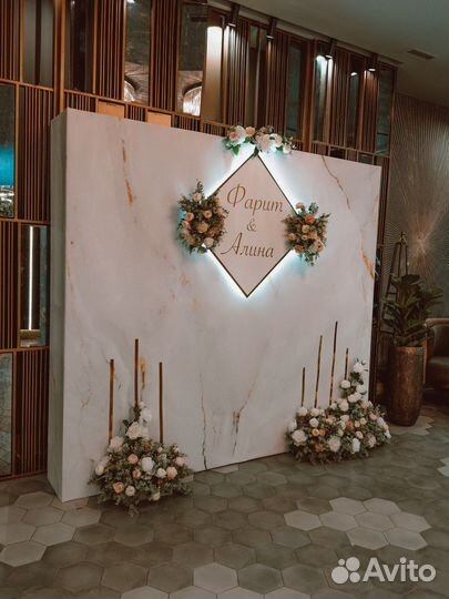 Фотозона с шарами, цветами