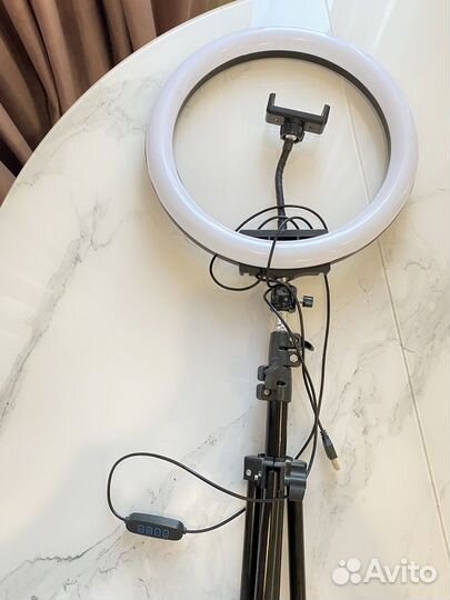 На доставке уже Кольцевая лампа со штативом