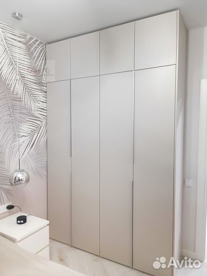 Яркий стильный шкаф купе