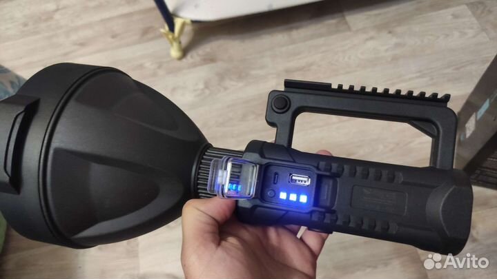 Ультраяркий светодиодный фонарь, прожектор