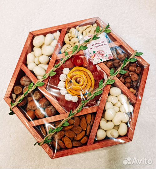 Подарочный набор из орехов и сухофруктов