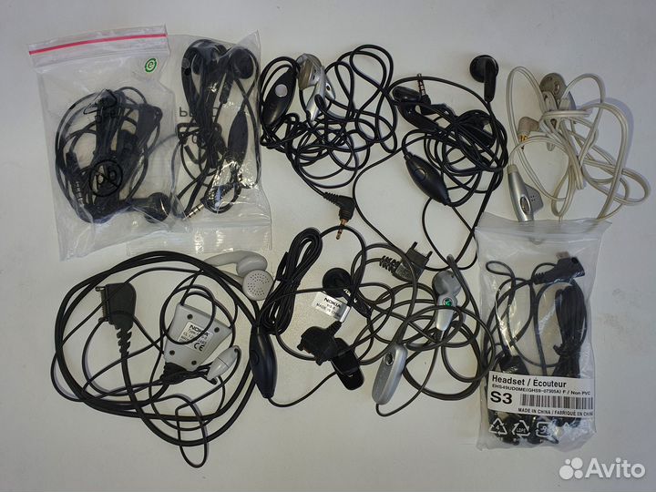 Гарнитуры 9 штук+зарядник для bluetooth наушников