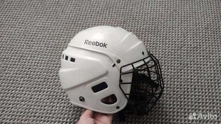 Хоккейный шлем