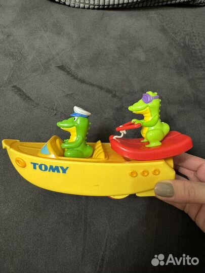 Катер tomy с крокодильчиками