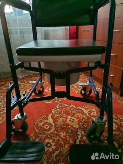 Кресло на колесах с горшком