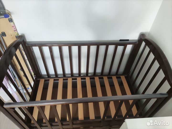 Детская кроватка с маятником