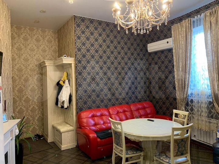 Доля в 2-к. квартире, 65 м², 2/3 эт.