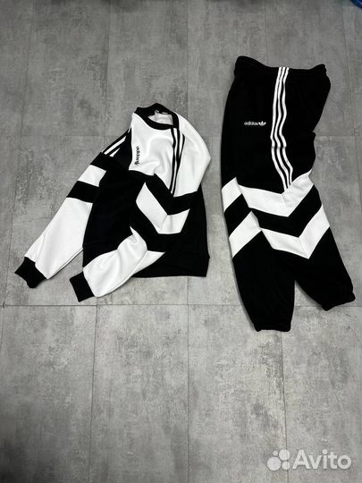 Спортивный костюм adidas