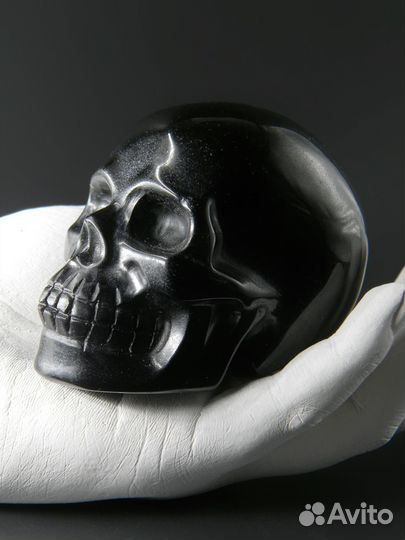 Большой череп из обсидиана