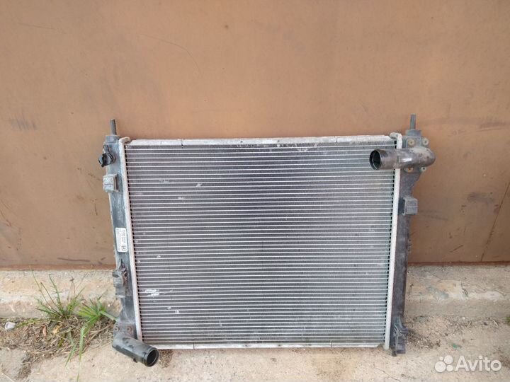 Радиатор двигателя Ниссан Жук. Nissan Juke