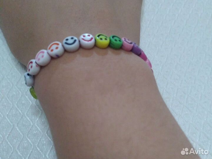 Набор из бисера и смайликов. Браслет на резинке