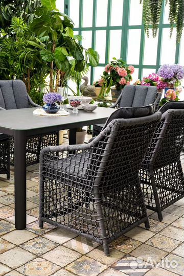 Обеденный стол