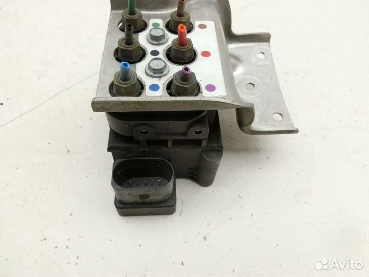 Блок клапанов пневмоподвески Ауди А8 оригинал