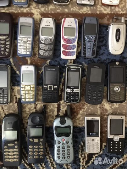 Старые мобильные телефоны в коллекцию 60 штук