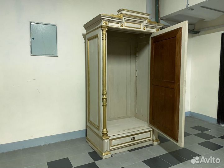 Старинный шкаф