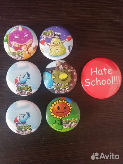 Значки на рюкзак Цветы против зомби