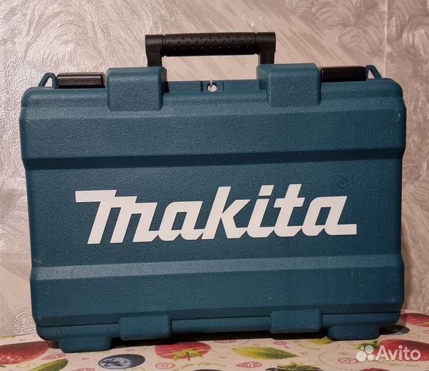 Аккумуляторная дрель-шуруповерт Makita DF347DWE