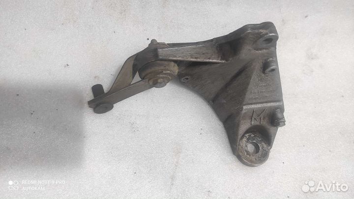 Кронштейн кпп правый Volkswagen Passat B5