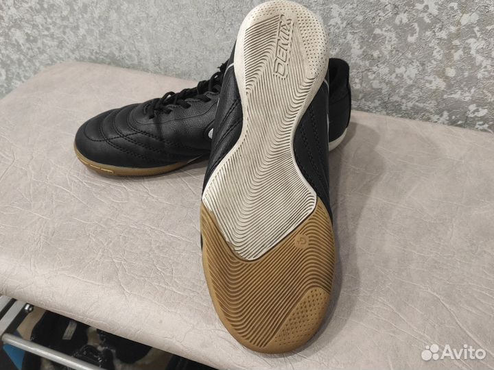 Футбольные бутсы для зала