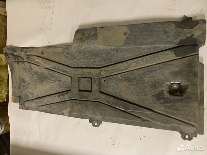 8242710 крышка шасси пол правый bmw 7 e38