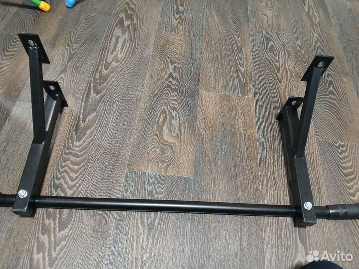 Турник настенный