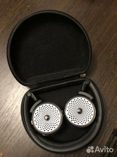 Наушники Mercedes