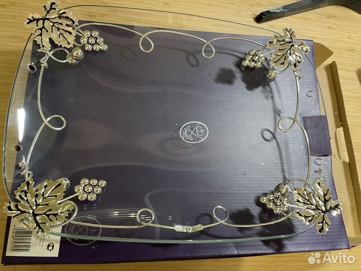 Красивое большое стеклянное блюдо