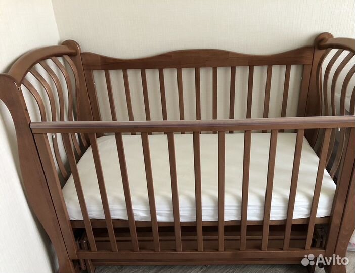 Детская кроватка и пеленальный стол-комод