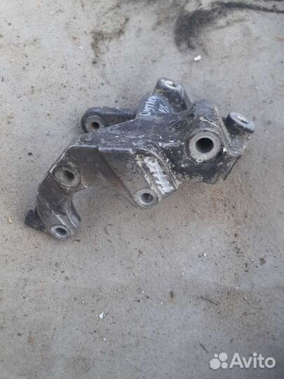 Кронштейн насоса гура Mitsubishi Outlander XL 3.0