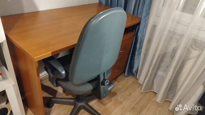 Письменные столы и стулья