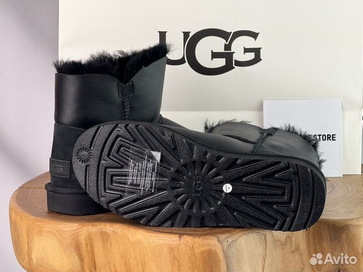 Ugg Mini Bailey Button Metallic Black