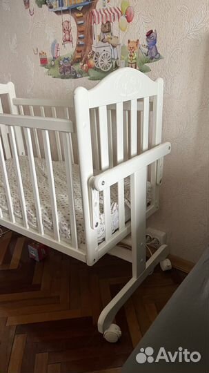 Детская кроватка с маятником