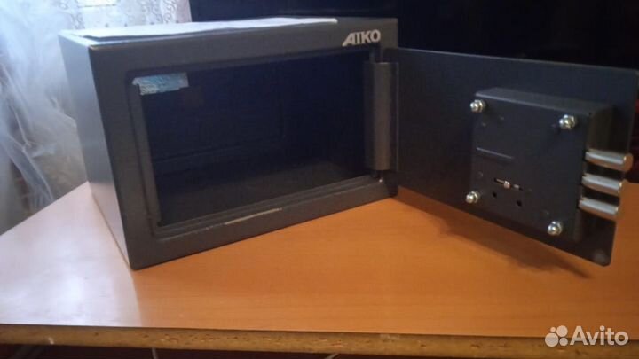 Сейф металлический компактный