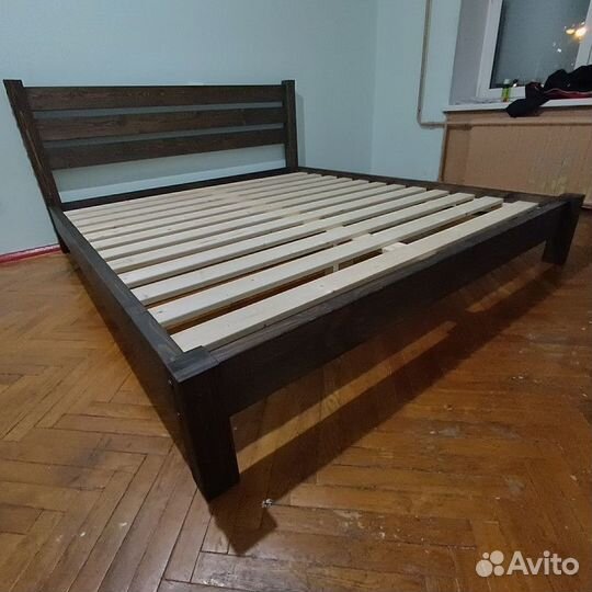 Кровать из массива выдерживает более 300 кг