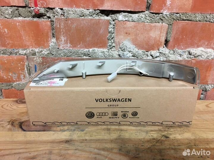 Боковой указатель поворота в зеркале VAG Touareg