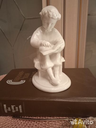 Володя Ульянов за книгой