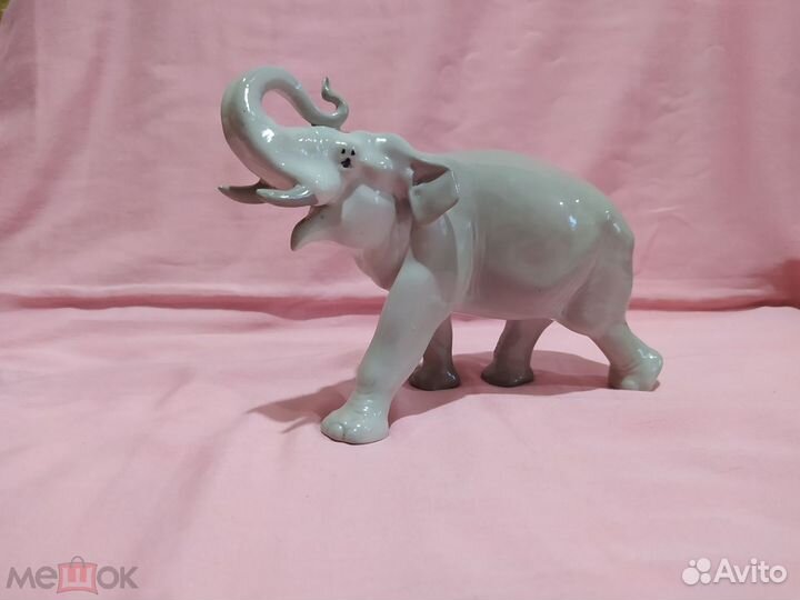 Фарфоровая фигурка 