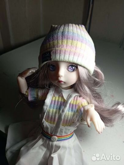 Шарнирная кукла в шапке