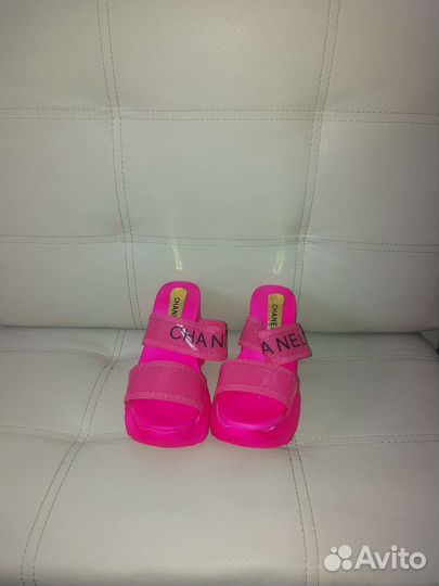 Шлёпки на танкетке