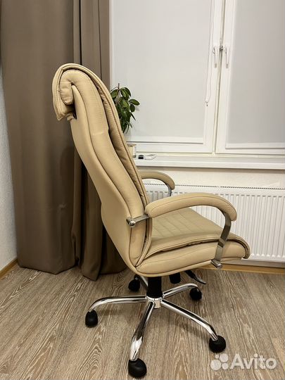 Компьютерное кресло бежевое с тканевой обшивкой